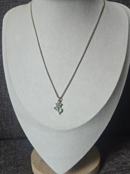Jewelry - Vintage Gold Tone Floral Pendant Necklace with Green Crytsal Leaves Dainty 💫